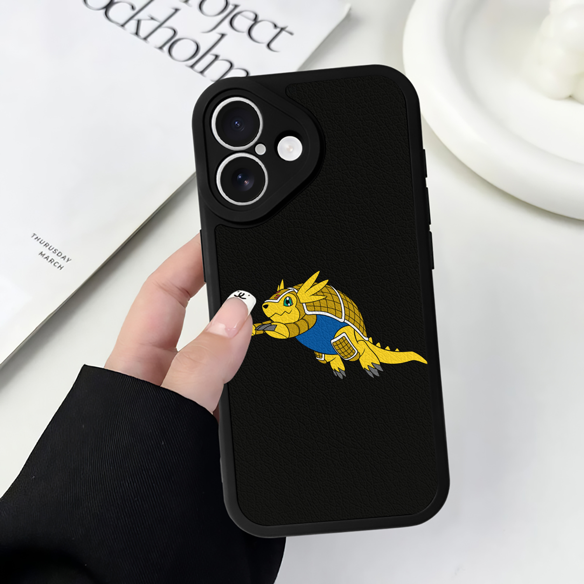 （画像用） Digimon デジタルモンスター/デジモン 【iPhone 16シリーズ対応】シリコンスマホケース（レザー調） 材質：シリコン